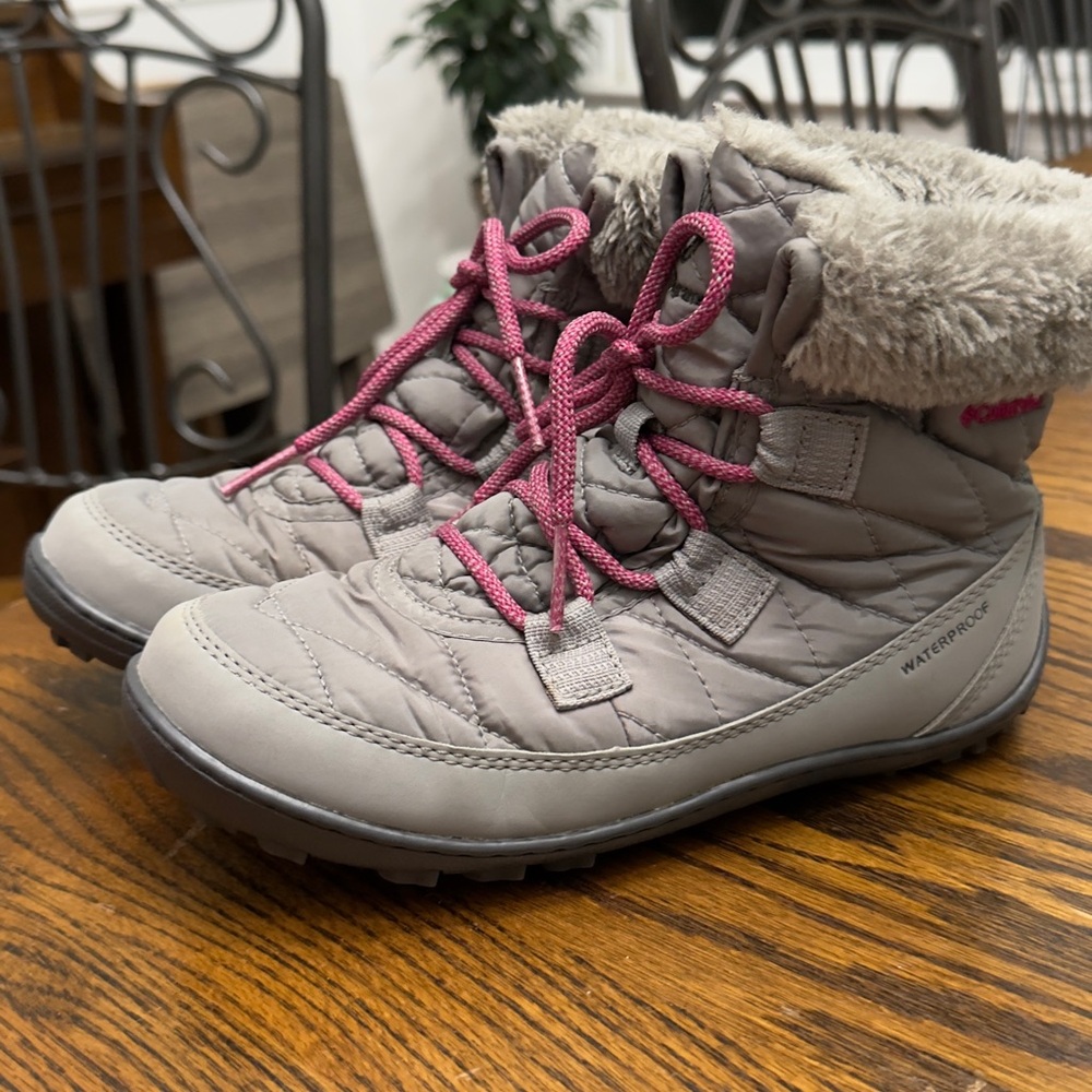 Columbia Youth Minx Shorty Omni-Heat Waterproof Boot Grey & Pink Size 4 Big Kid